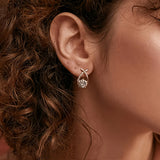 Boucles d'oreilles à puce avec croix dorée et zirconiums