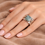 Bague vintage avec une pierre de lune verte en forme carrée | Or