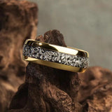 Bague avec des incrustations dorées brillantes