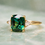 Bague carrée élégante avec émeraude