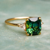 Bague carrée élégante avec émeraude