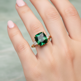 Bague carrée élégante avec émeraude