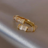 Bague de luxe réglable avec opale blanche en or