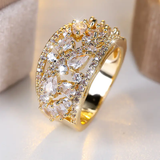 Bague en or avec des cristaux blancs