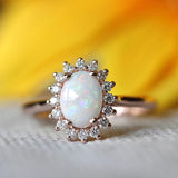 Bague vintage avec opale ovale et éclat de cristal | Or rose
