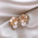 Boucles d'oreilles avec camélia blanc suspendu et marguerite