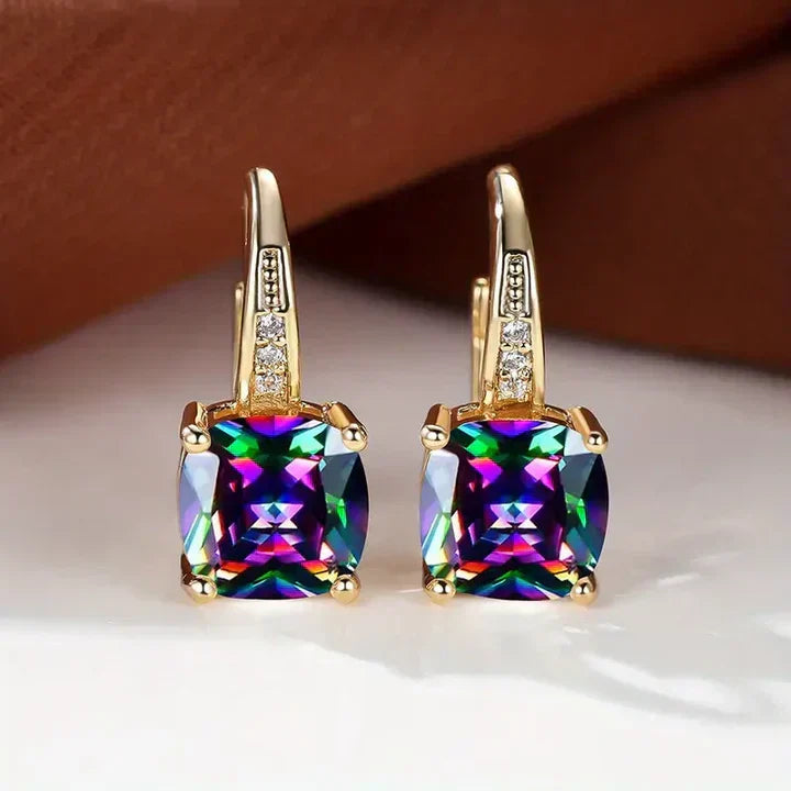Boucles d'oreilles en or avec des pierres mystérieuses