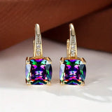 Boucles d'oreilles en or avec des pierres mystérieuses