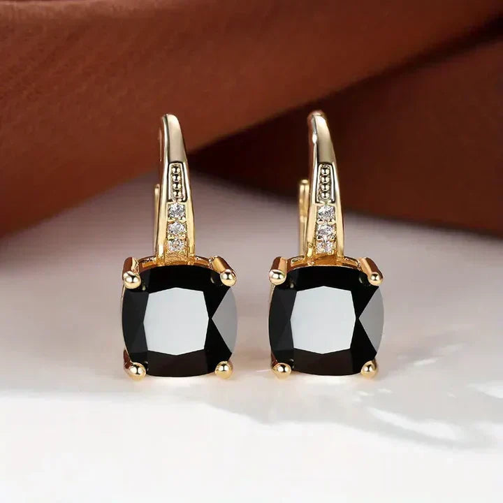 Boucles d'oreilles en or avec des pierres mystérieuses