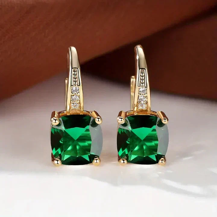 Boucles d'oreilles en or avec des pierres mystérieuses