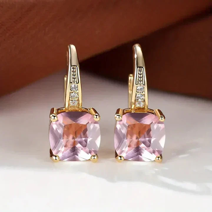 Boucles d'oreilles en or avec des pierres mystérieuses
