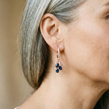 Boucles d'oreilles pendantes avec des cristaux bleus