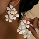 Boucles d'oreilles pendantes avec des fleurs rétro blanches | Or