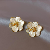 Boucles d'oreilles pendantes en pétale d'or