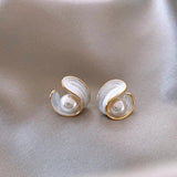 Boucles d'oreilles pendantes luxueuses en opale blanche et perles en or