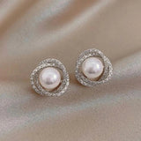Boucles d'oreilles spirales brillantes avec des perles élégantes