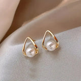 Boucles d'oreilles triangulaires avec des perles élégantes