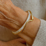Bracelet Ouvert Élégant en Émail Blanc et Or