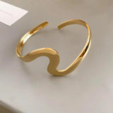 Bracelet ouvert classique avec motif ondulé doré