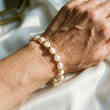 Bracelet rétro blanc avec perles et accents dorés