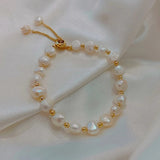 Bracelet rétro blanc avec perles et accents dorés