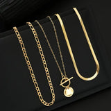 Collier à couches avec des pièces et une structure