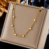 Collier avec de petits carrés