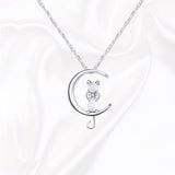 Collier avec pendentif en forme de croissant de lune et d'un chat en pierre de lune