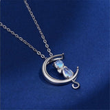 Collier avec pendentif en forme de croissant de lune et d'un chat en pierre de lune