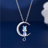 Collier avec pendentif en forme de croissant de lune et d'un chat en pierre de lune