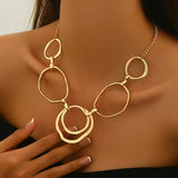 Collier avec pendentif, inspiré par l'élégance classique