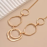 Collier avec pendentif, inspiré par l'élégance classique