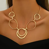 Collier avec pendentif, inspiré par l'élégance classique
