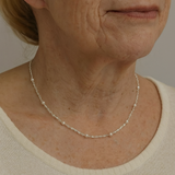 Collier élégant avec des perles brillantes