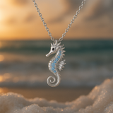 Collier en argent avec hippocampe et opale
