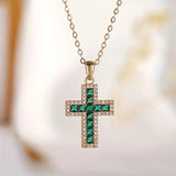 Collier en or avec croix en émeraude