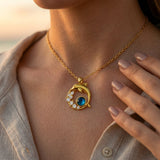 Collier en or avec dauphin et cristal