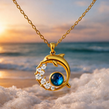 Collier en or avec dauphin et cristal