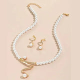 Ensemble collier et boucles d'oreilles avec perles naturelles