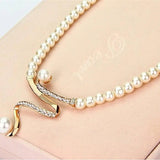Ensemble collier et boucles d'oreilles avec perles naturelles