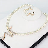Ensemble collier et boucles d'oreilles avec perles naturelles