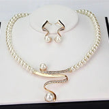 Ensemble collier et boucles d'oreilles avec perles naturelles