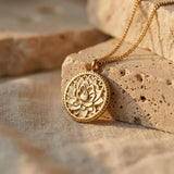 Collier "Éclosion" Fleur de Lotus Dorée