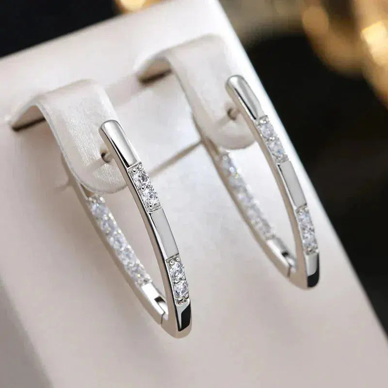 Boucles d'oreilles sophistiquées avec des pierres de zirconium