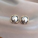Boucles d'oreilles sophistiquées avec des perles noires