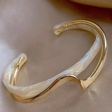 Bracelet élégant en or avec opale blanche